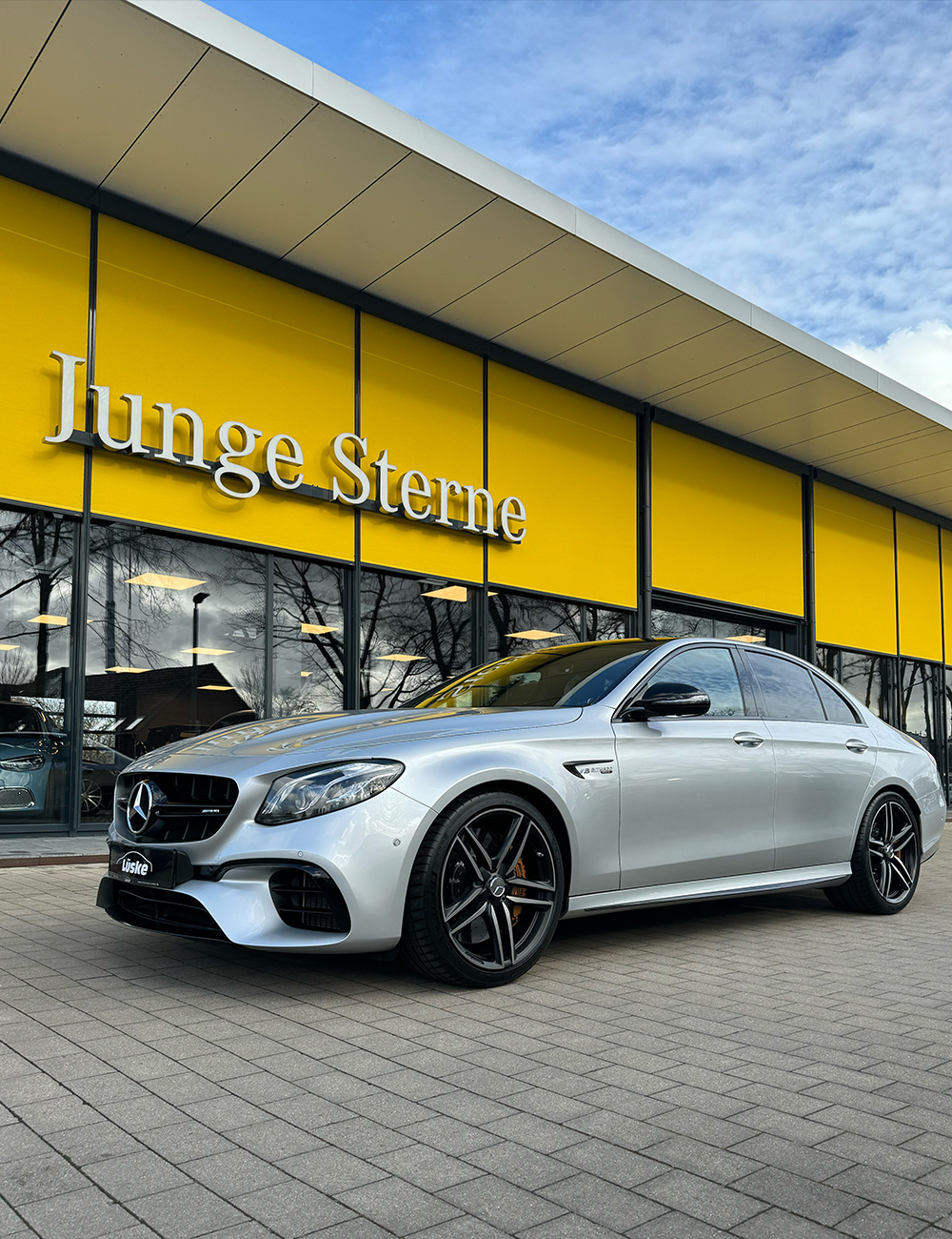 Silberner Mercedes-Benz vor dem Junge Sterne Gebäude von Autohaus Lüske in Cloppenburg