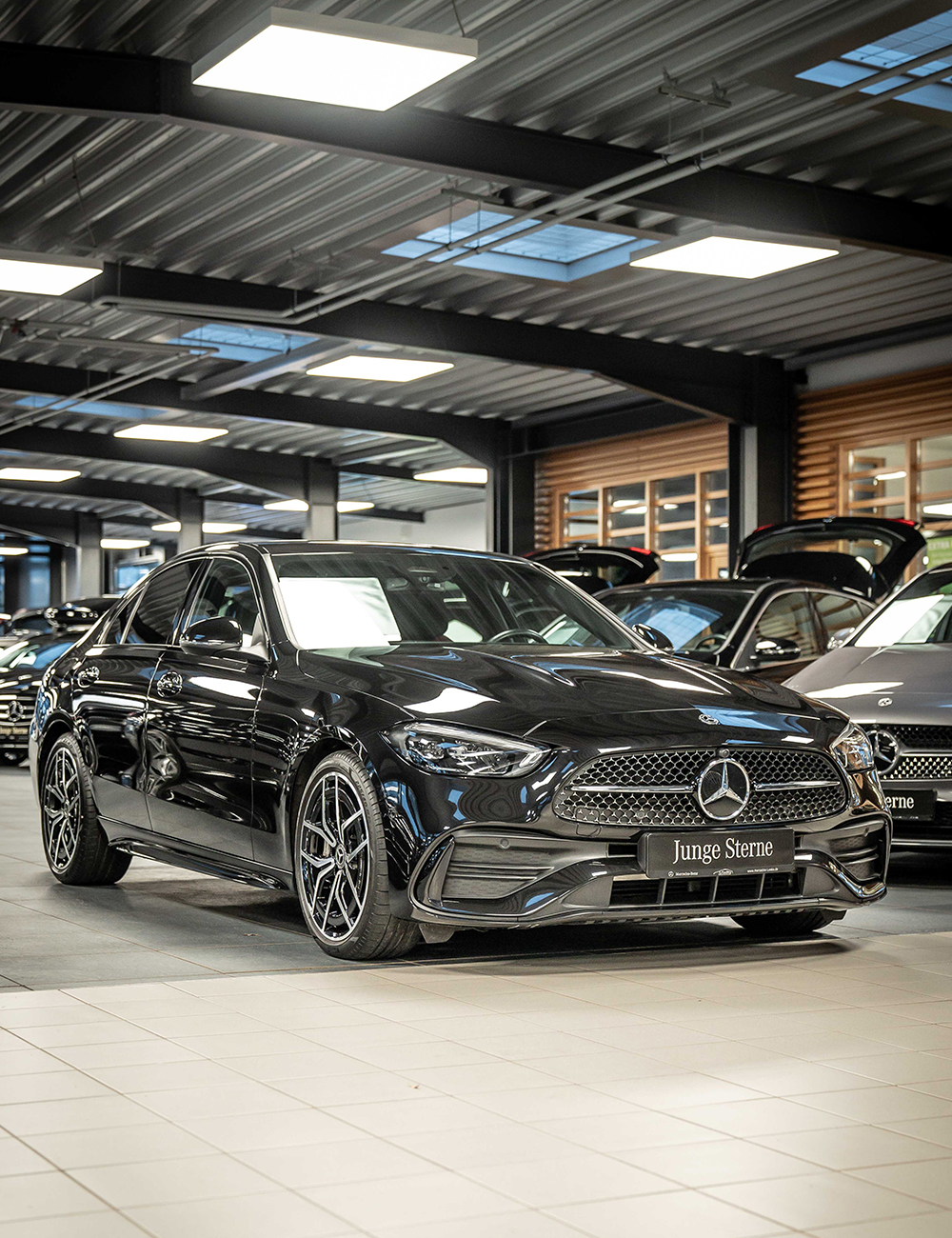 Schwarzer Mercedes-Benz im Showroom von Autohaus Lüske in Cloppenburg
